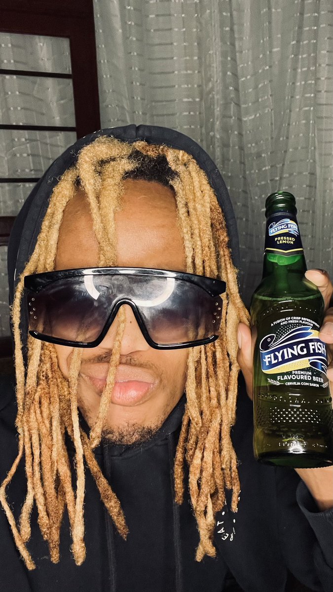 shrugatwork's tweet photo. I Just Came Here From Performing On IG🙏🏽😭 Needed To Crack A Cold One, Are You On Top Of Your Craft Too?? @FlyingFishSA #StuckInAnFFAd #FlowWithIt https://t.co/USvdL87HNi