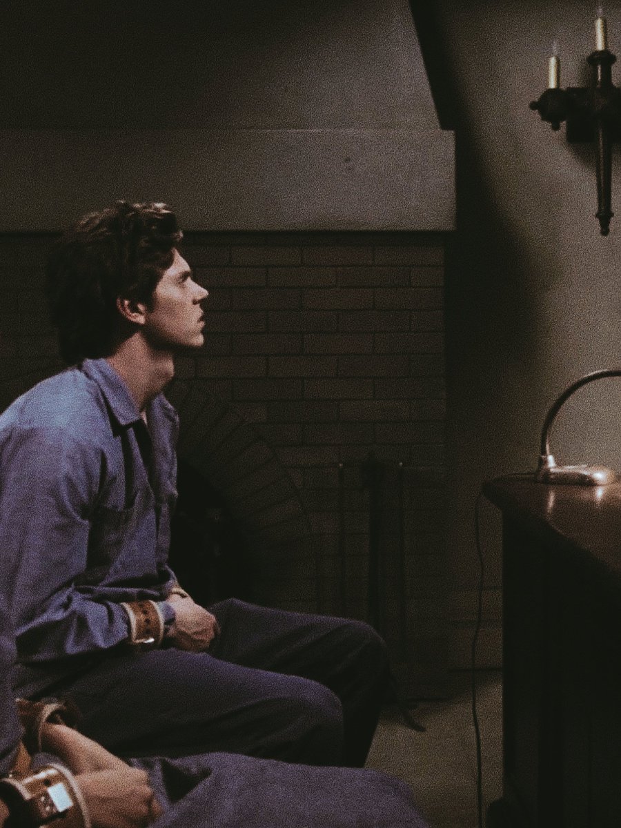 Evan Peters as Kit Walker in American Horror Story: Asylum (2012), image size:900x1200