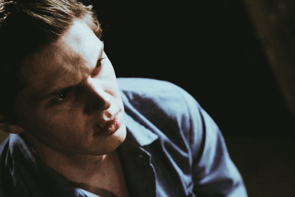 Evan Peters as Kit Walker in American Horror Story: Asylum (2012), image size:1200x800