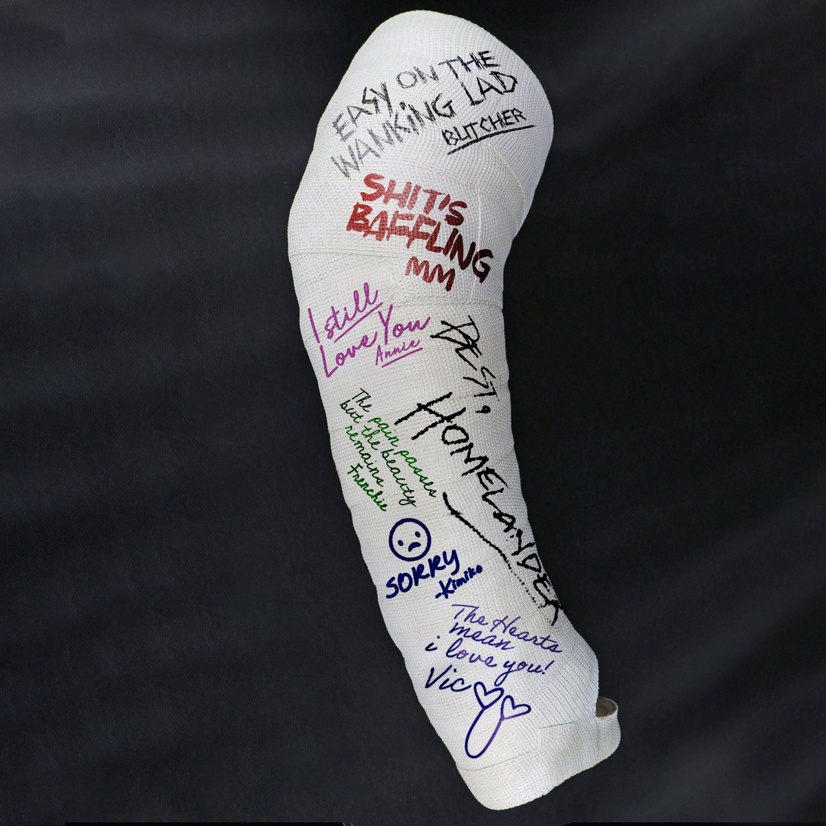 TheBoysTV's tweet photo. Well, well, finally got a look at Hughie's cast after everyone signed it. https://t.co/tFsU1FHVzE