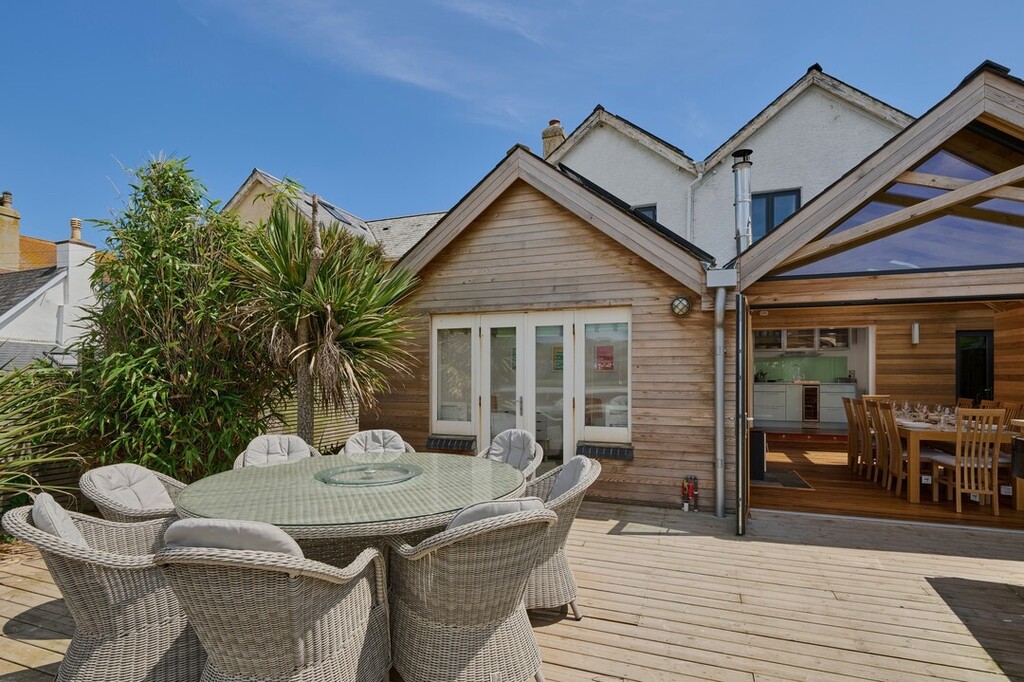 Editing this recent shoot at Torcross and I just had to post a few photos of this dining space. Loving the tonal variations in the wood panels, the bifold doors leading out on to the sun deck... and if that wasn't enough, the location is to die for (check the previous drone …