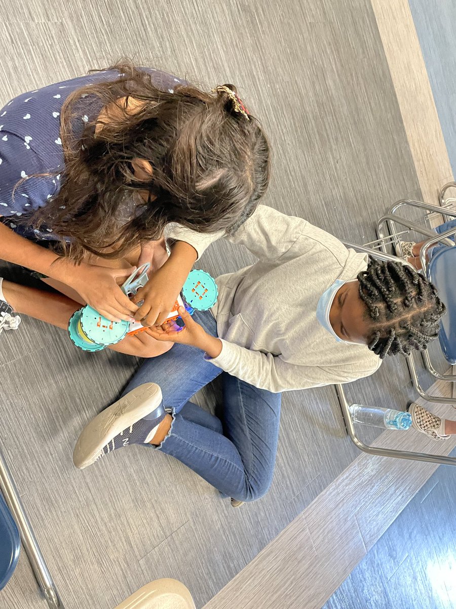 RedlandsSTEAM's tweet photo. Day 3 of @RedlandsUSD @ucdcstem CSTEM Academy @ClementRUSD- students building robots and working on #Roboplay challenge @CSforALL @CSforCA #RUSD2025 @ruthsbusy6 https://t.co/ksqRdgRLLv