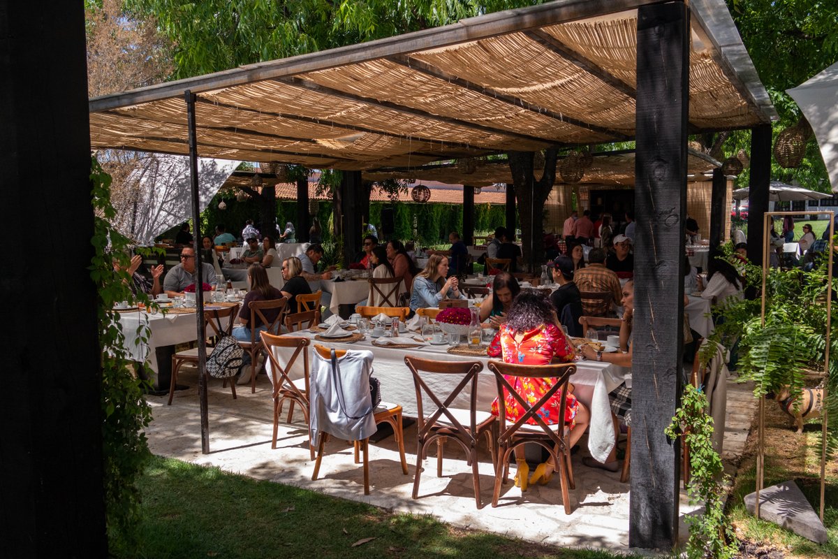noticiasdeqro's tweet photo. #DOSARROYOS | ☕️☀️Durante el verano las mañanas se vuelven más refrescantes con un buen brunch dominical, el calorcito y la naturaleza hacen el match perfecto para disfrutar con los que más quieres un buen almuerzo / desayuno.
https://t.co/xFT9DF3eZC
#NOTICIASDEQUERETARO https://t.co/uN334s80mV