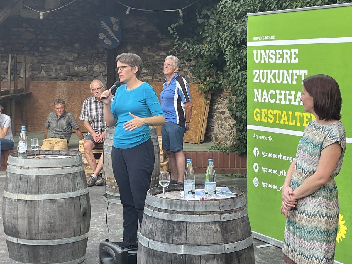 Gruene_RTK's tweet photo. Los geht’s! @AnnaLuehrmann berichtet über das #Osterpaket und den Schwung, den #ErneuerbareEnergien gerade von Bundesebene erfahren. 🌻 https://t.co/x1EgiAzo24