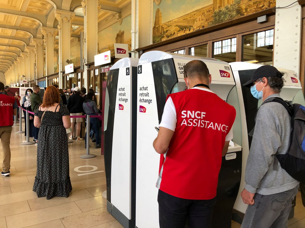 TGVINOUI's tweet photo. Les volontaires de l’information #GiletsRouges sont mobilisés en gare, en appui des agents SNCF, pour vous orienter, vous renseigner et vous accompagner, pour les départs en week-end du 14 juillet 🇫🇷 ! 
Bon week-end et n'oubliez pas le combo gagnant 😉
🧳 +🏷️= 💯
📷@LucieArcovio https://t.co/4ITMSdai9c