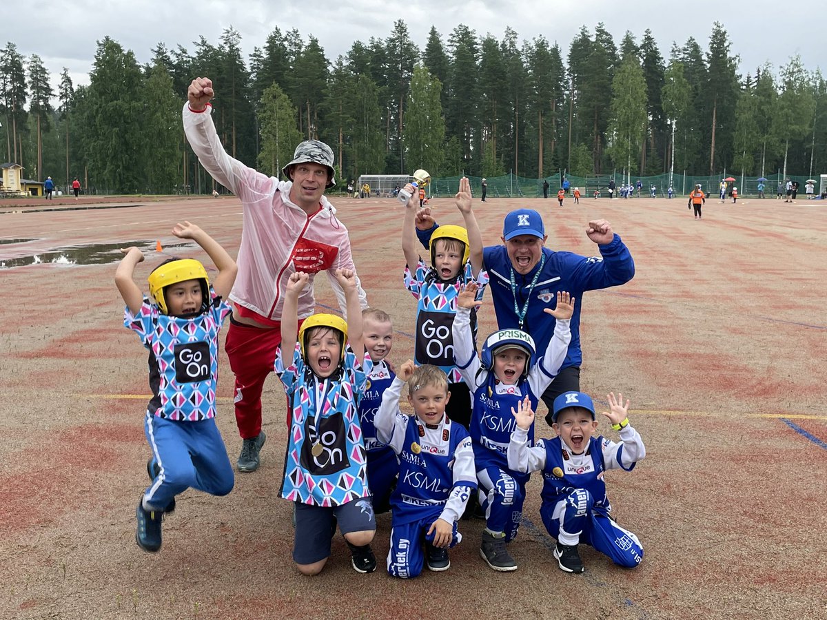 HTawast's tweet photo. Taas päästiin pelaamaan G-poikien kanssa junnusuperia Lievestuoreella. Kaikilta turnauksen 4 joukkueelta tosi hienoa pelaamista ja havaintoja läpi pelien. Meidän toisessa joukkueessa mukana 3poikaa Keuruulta, jotka pelasivat ekat viralliset pelinsä. #pesis #keskisuomi https://t.co/dNHYow9gmO