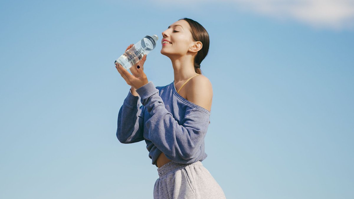 AtriumSalud's tweet photo. La #oladecalor pone en alerta a todas las personas vulnerables. Aunque no tengas sed, bebe abundante #agua🥤. Agua de calidad. Independientemente de la actividad física que realices. 

Es importante, es tu salud. https://t.co/keosWm5OfH