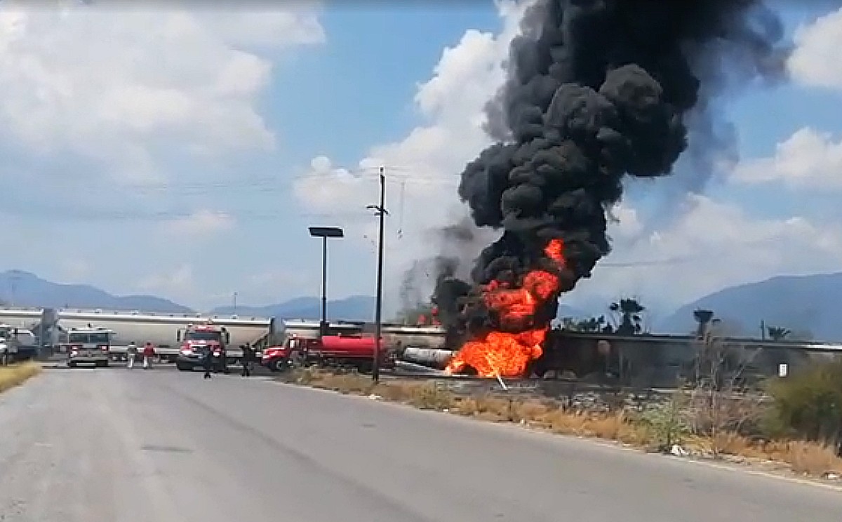 MilenioTam's tweet photo. #AlMomento | 🚨 Explota pipa de combustible tras chocar contra tren en #CiudadVictoria; circulación cerrada 🚨 → https://t.co/qVciv7BUfJ https://t.co/nzPCcHiOFQ