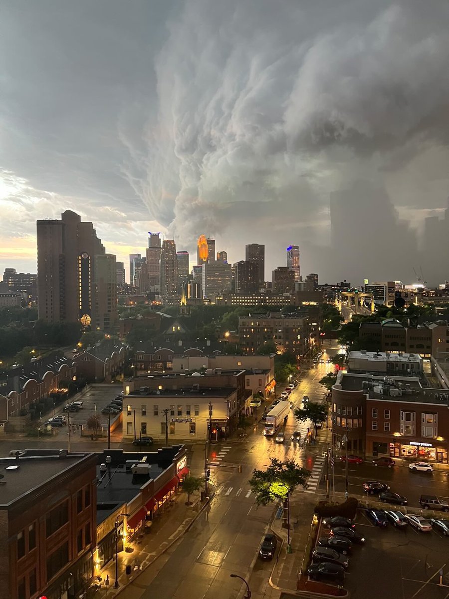 svensundgaard's tweet photo. More shelf cloud pics! Thanks to Kennedy Mans for this: https://t.co/Pk29dbDx6M