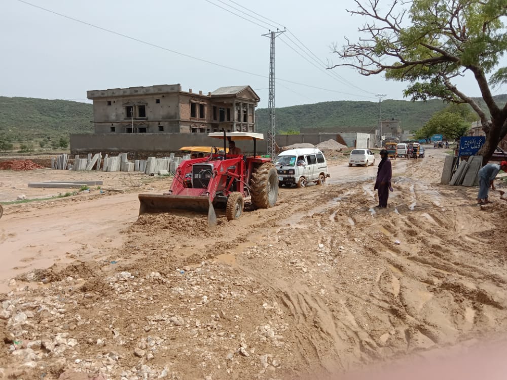 ایڈمنسٹریٹر / اسسٹنٹ کمشنر چوآسیدن شاہ محمد عارف قریشی نے خود چھمبی سرائیں روڈ کا وزٹ کرکے میونسپل کمیٹی اور ہائی وے کے عملہ کو نکاسی آب اور روڈ کو جلد از جلد فعال بنانے کی ہدایت جاری کی