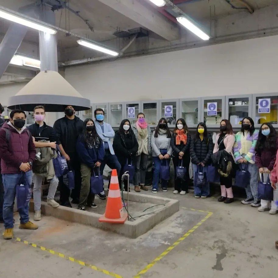IngConstrucUC's tweet photo. Felices!! Visitado por estudiantes de enseñanza media en nuestro Lab de Materiales #IngenieriaUC https://t.co/qnVvmhg44L
