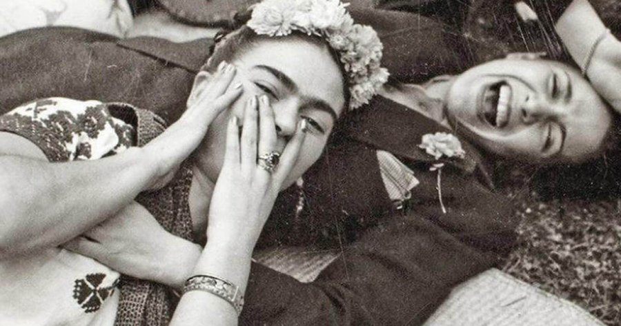literlandweb1's tweet photo. "Enamórate de ti, de la vida y luego de quien tú quieras". 
Frida Kahlo #DOTD 1954
📷Frida Kahlo y Chavela Vargas, fotografiadas por Tina Modotti. https://t.co/5ZnLqSbO9L