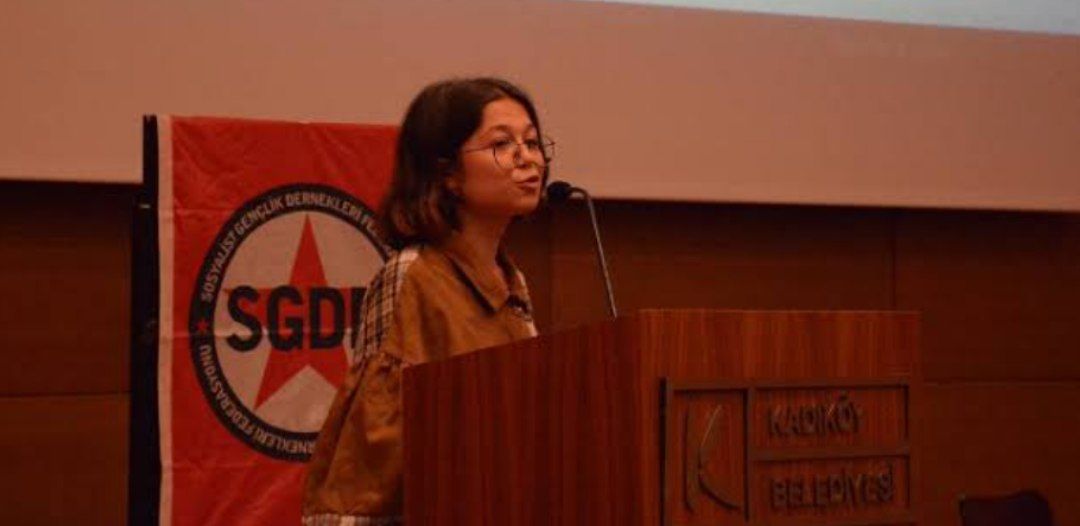 sgdf_iletisim's tweet photo. İstanbul |

Gazi Mahallesi halkını bildirilerle #SuruçİçinAdalet mücadelesine çağıran, aralarında Eşbaşkanımız Yaren Tuncer ve MYK üyemiz Berfin Polat'ın da olduğu yoldaşlarımız gözaltına alındı, savcılık tarafından mevcutlu kararı verildi.

Gözaltılar serbest bırakılsın! https://t.co/r8sWNgxHp7