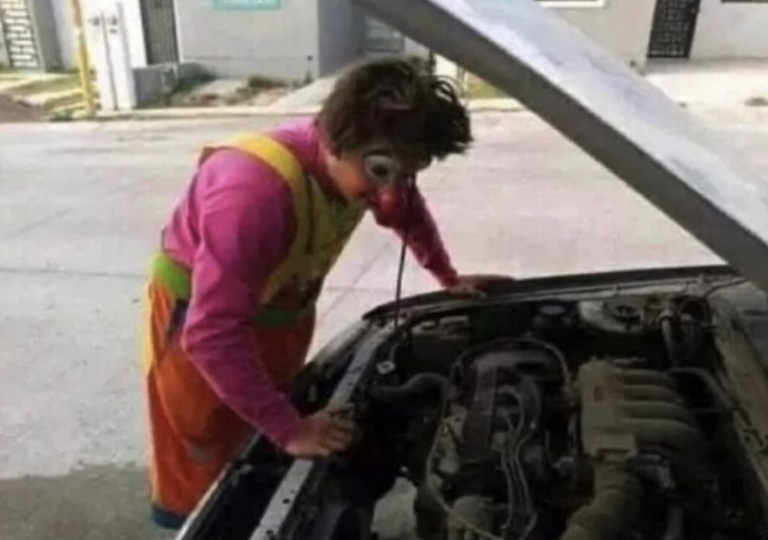 frasesdem3rda's tweet photo. Quando não percebes nada de mecânica mas mesmo assim decides abrir o capô para ver pq é que o pneu furou https://t.co/qmuch2klZ0