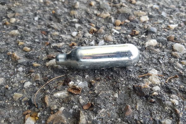 Aujourd'hui aux urgences, j'ai eu un jeune homme d'une vingtaine d'année pour une intoxication au protoxyde d'azote (les fameux ballons de "gaz hilarant") avec des troubles neurologiques graves, le patient était quasiment incapable de marcher...
Bref ne touchez pas à ces m*rdes