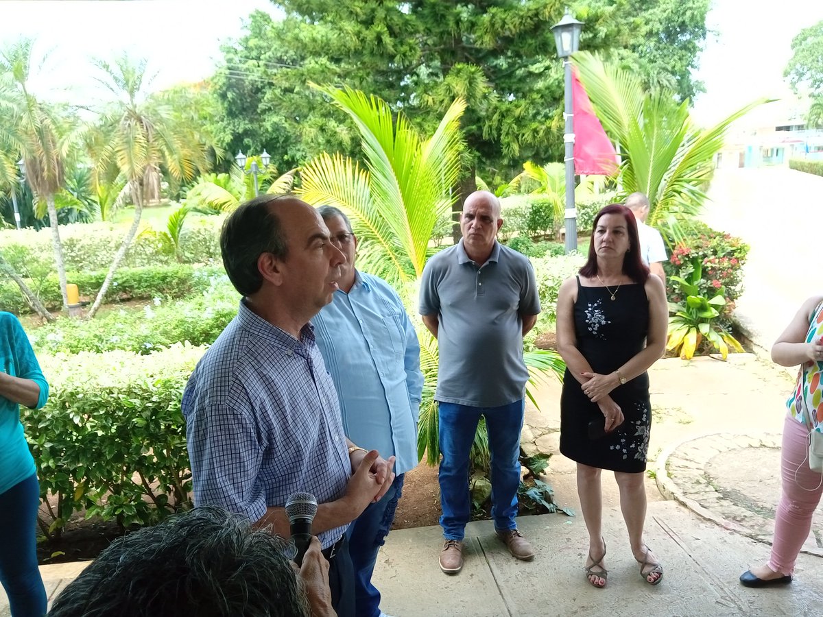 IvanPerez2021's tweet photo. En el restaurante Pino Alto de San José Rogelio Polanco intercambió con sus trabajadores sobre los beneficios de la Resolución 28, las acciones para enfrentar los precios elevados y las actividades del #Verano2022 
#Cuba
#CubaViveYTrabaja 
#CCPCCMayabeque 
#CubaPorLaPaz https://t.co/Wxlk5CNBM6