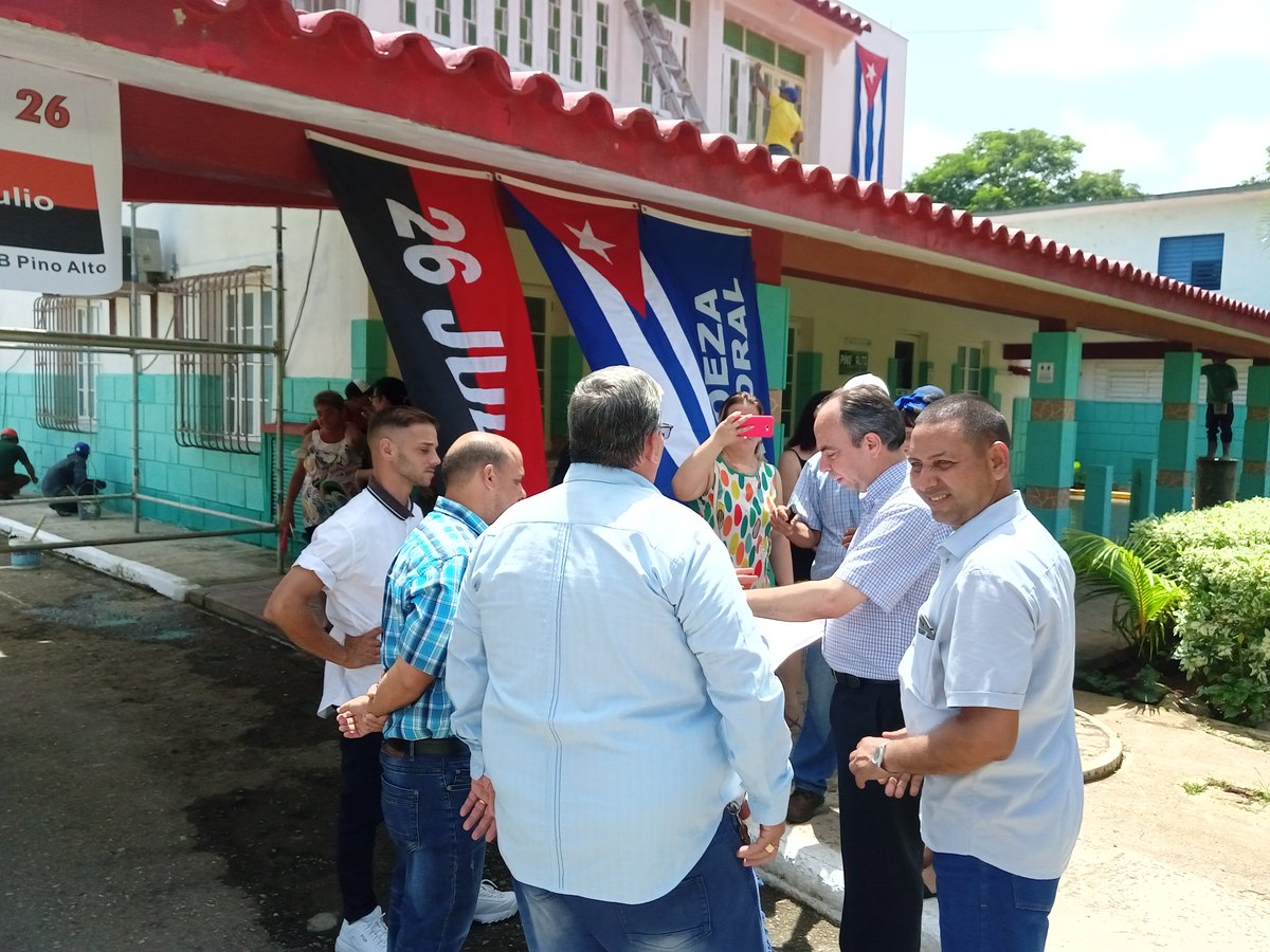 IvanPerez2021's tweet photo. En el restaurante Pino Alto de San José Rogelio Polanco intercambió con sus trabajadores sobre los beneficios de la Resolución 28, las acciones para enfrentar los precios elevados y las actividades del #Verano2022 
#Cuba
#CubaViveYTrabaja 
#CCPCCMayabeque 
#CubaPorLaPaz https://t.co/Wxlk5CNBM6
