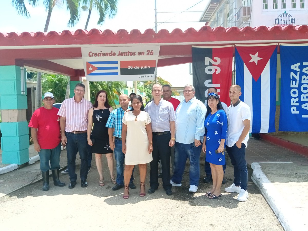 IvanPerez2021's tweet photo. En el restaurante Pino Alto de San José Rogelio Polanco intercambió con sus trabajadores sobre los beneficios de la Resolución 28, las acciones para enfrentar los precios elevados y las actividades del #Verano2022 
#Cuba
#CubaViveYTrabaja 
#CCPCCMayabeque 
#CubaPorLaPaz https://t.co/Wxlk5CNBM6