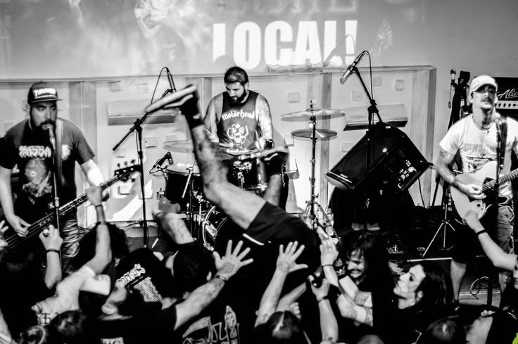 cinvisivel_'s tweet photo. HOJE É DIA DO ROQUE! 🤟🎸
Então vem com o Cidade Invisível conhecer 5 bandas brasileiras com som massa lançado em 2022 
(Foto: Carol Folha) ⬇️ https://t.co/vgcOiLI7c7