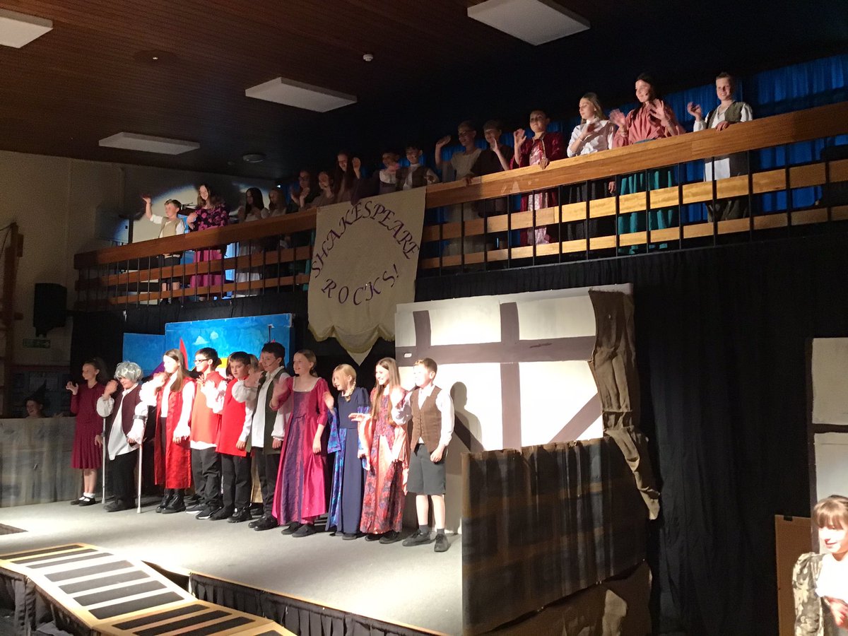 eagleyjuniorsc1's tweet photo. What a fantastic three nights Y6 have treated us to with their show ‘Shakespeare Rocks!’ this week...you are all stars! 😀 https://t.co/3bwiOB4m5O