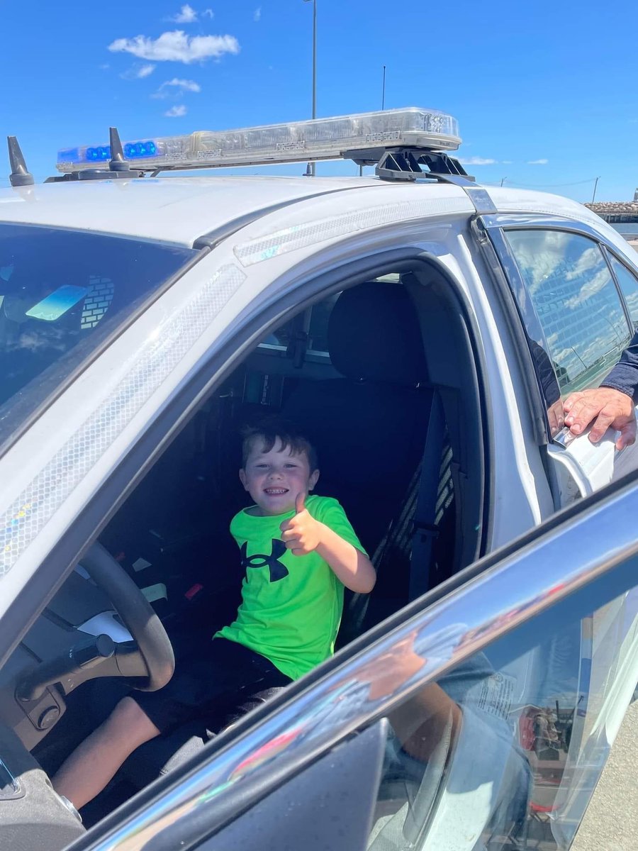 GRCNB's tweet photo. Gend. Gagnon de la #GRCdeRichibucto a récemment passé du temps avec Nick Robichaud, 5 ans, alors qu'il patrouillait à #PointeSapin. Nick était très excité de voir les lumières et l'intérieur d'une voiture de police ! https://t.co/geO7mOebC1
