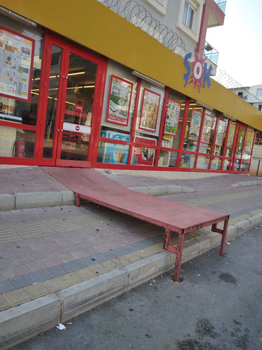 #Şokmarket kaldırımı işgal etme hakkını kim size veriyor..Antalya-kepez Güneş cad. bulunan bu market zinciri,hiç kaldırmadığı platform ile engelli ve yaşlı insanlarımızın geçiş hakkını ellerinden almış bulunmaktalar..#Çevrevekoruma #şikayet