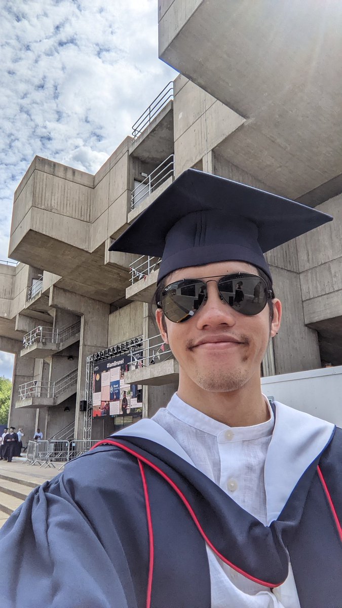 projected_man's tweet image. IMMMMM SIIIINGIIING IINNNN THE RAINNN