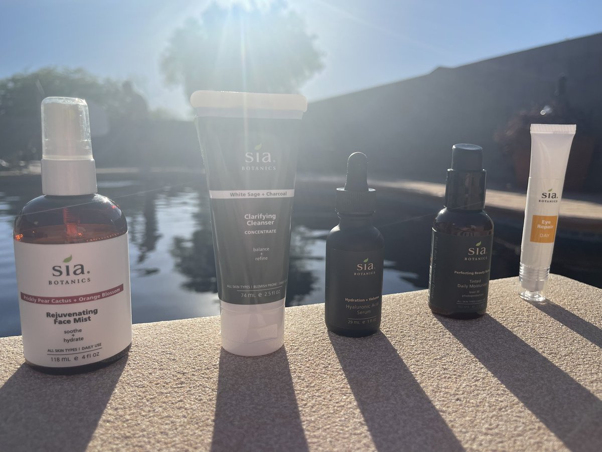 SiaBotanics's tweet photo. Summer must-haves to keep your skin looking refreshed and hydrated! 🏊‍♀️💦 https://t.co/h0kuzbQ9VE