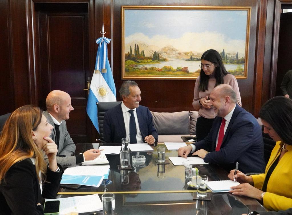 Seguimos trabajando con las provincias para que haya más producción y empleo. Hoy, con el ministro <a href="/danielscioli/">Daniel Scioli 🇦🇷</a> y el gobernador <a href="/omarperotti/">Omar Perotti</a> anunciamos financiamiento para que PyMEs de Santa Fe puedan tener más créditos, adquirir bienes vía leasing, invertir, innovar y crecer.