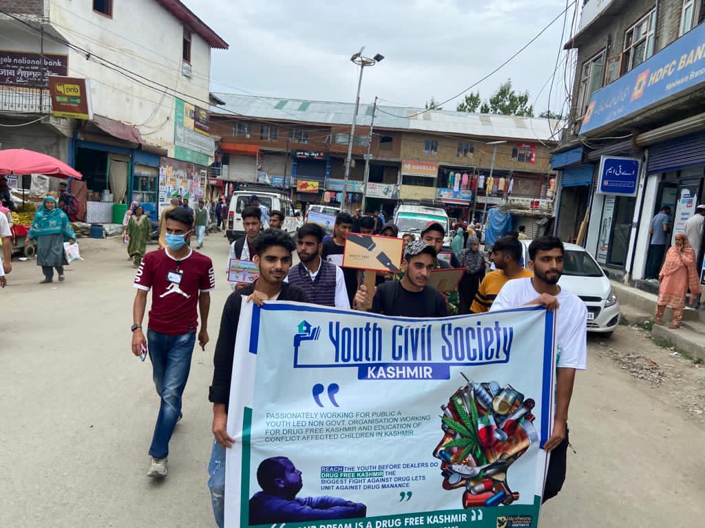 YCSKashmir's tweet photo. Today YCSK organised a Traffic awareness rally in collaboration with #21RR , TRAFFIC POLICE , HANDWRA POLICE in the view to provide information regarding traffic rules and regulations. https://t.co/x0uWxdGfP7