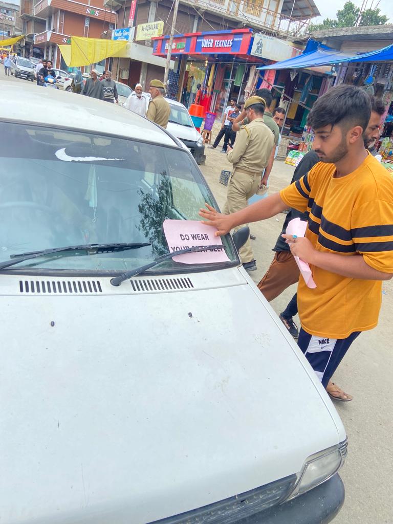 YCSKashmir's tweet photo. Today YCSK organised a Traffic awareness rally in collaboration with #21RR , TRAFFIC POLICE , HANDWRA POLICE in the view to provide information regarding traffic rules and regulations. https://t.co/x0uWxdGfP7
