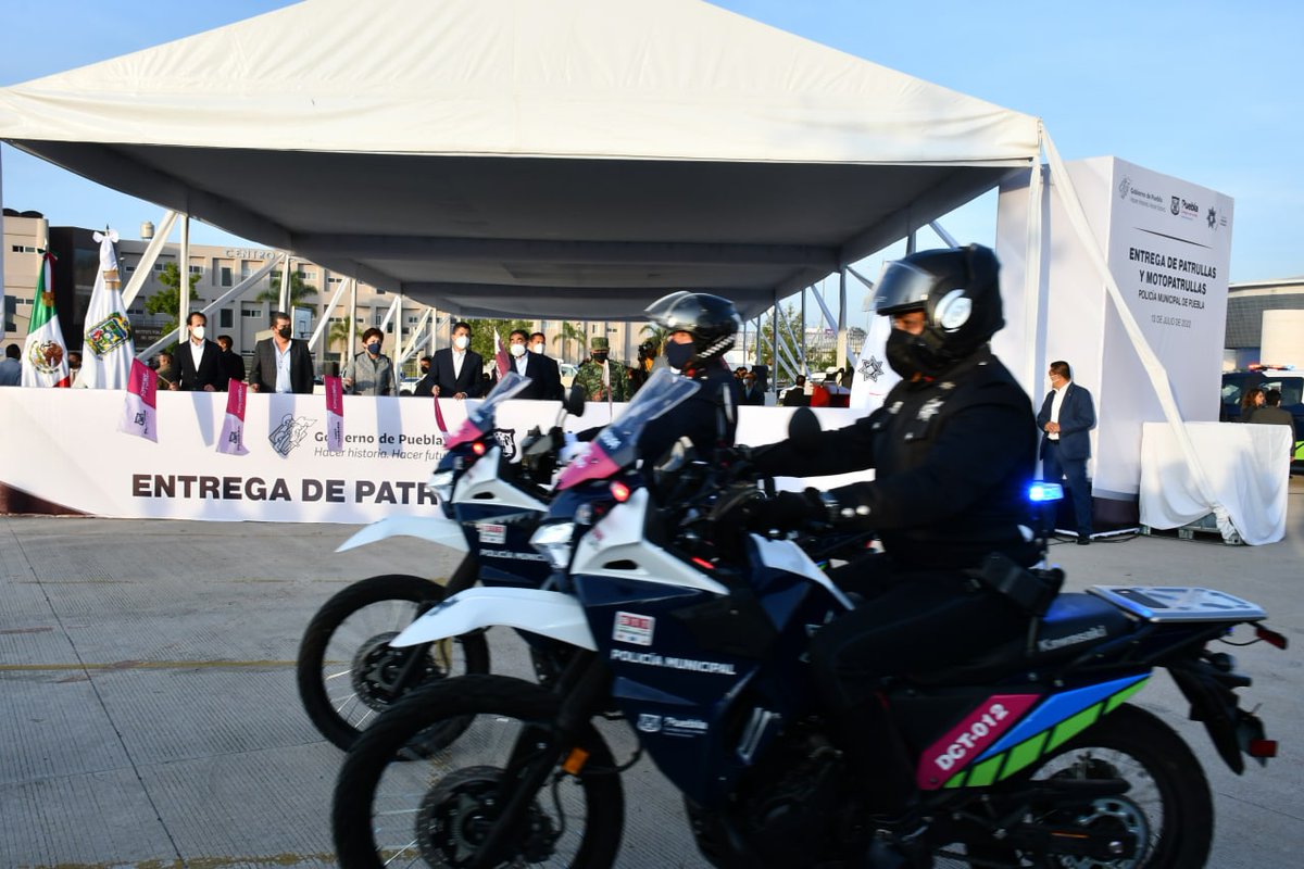 eduardorivera01's tweet photo. ¡Más rondines, vigilancia y rápida respuesta en tu colonia y junta auxiliar! Entregamos 155 nuevas patrullas y motopatrullas a @SSC_Pue.

Gracias Gobernador @MBarbosaMX por tu disposición y trabajo conjunto para mantener la paz en Puebla.
Tu seguridad, compromiso de todos. https://t.co/3OgYHbA1ah