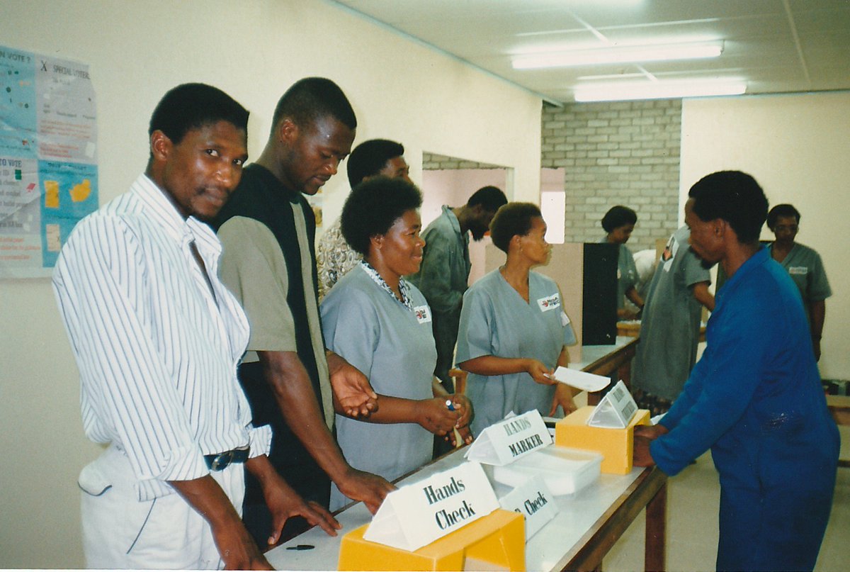 Trevor Richards writes about the first four VSA volunteers sent to South Africa to help prepare the country for its first non-racial, democratic election in the early 90s. Read more: vsa.org.nz/about-vsa/news…

Photo credit: Voter Education Workshop, Pat Webster