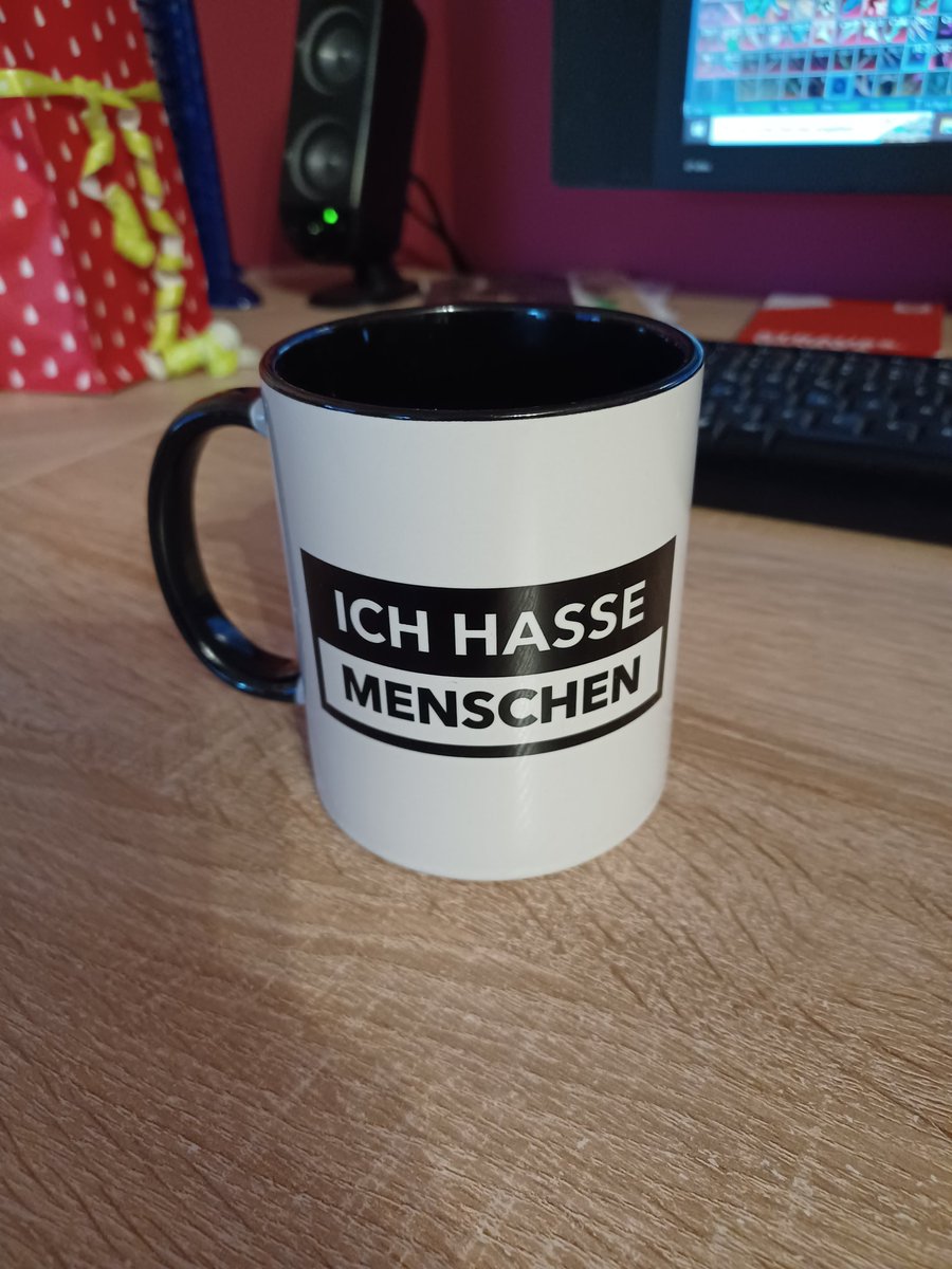 _Rinni_'s tweet photo. Bestes Geschenk von meinen Kollegen - dann mal hoch die Tassen! 🤣 https://t.co/p31hvxSfje