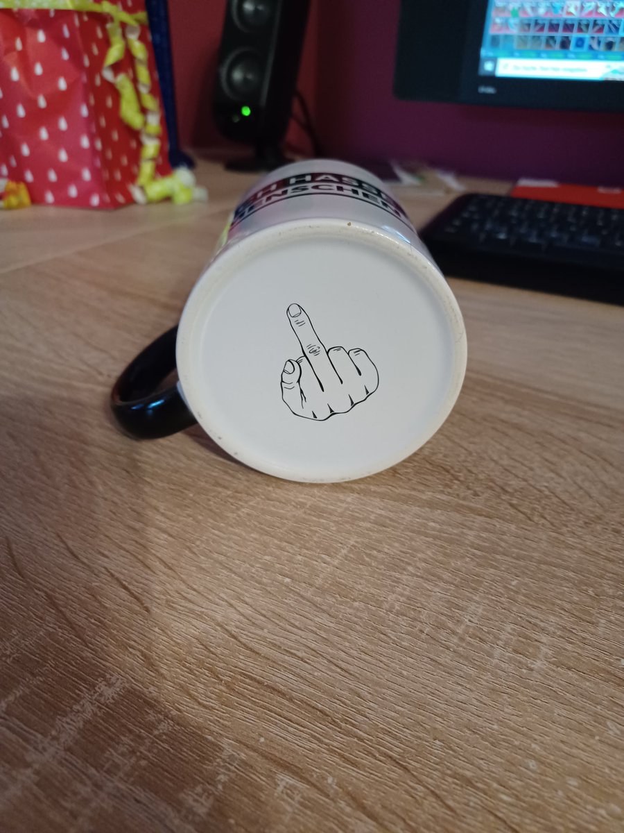 _Rinni_'s tweet photo. Bestes Geschenk von meinen Kollegen - dann mal hoch die Tassen! 🤣 https://t.co/p31hvxSfje
