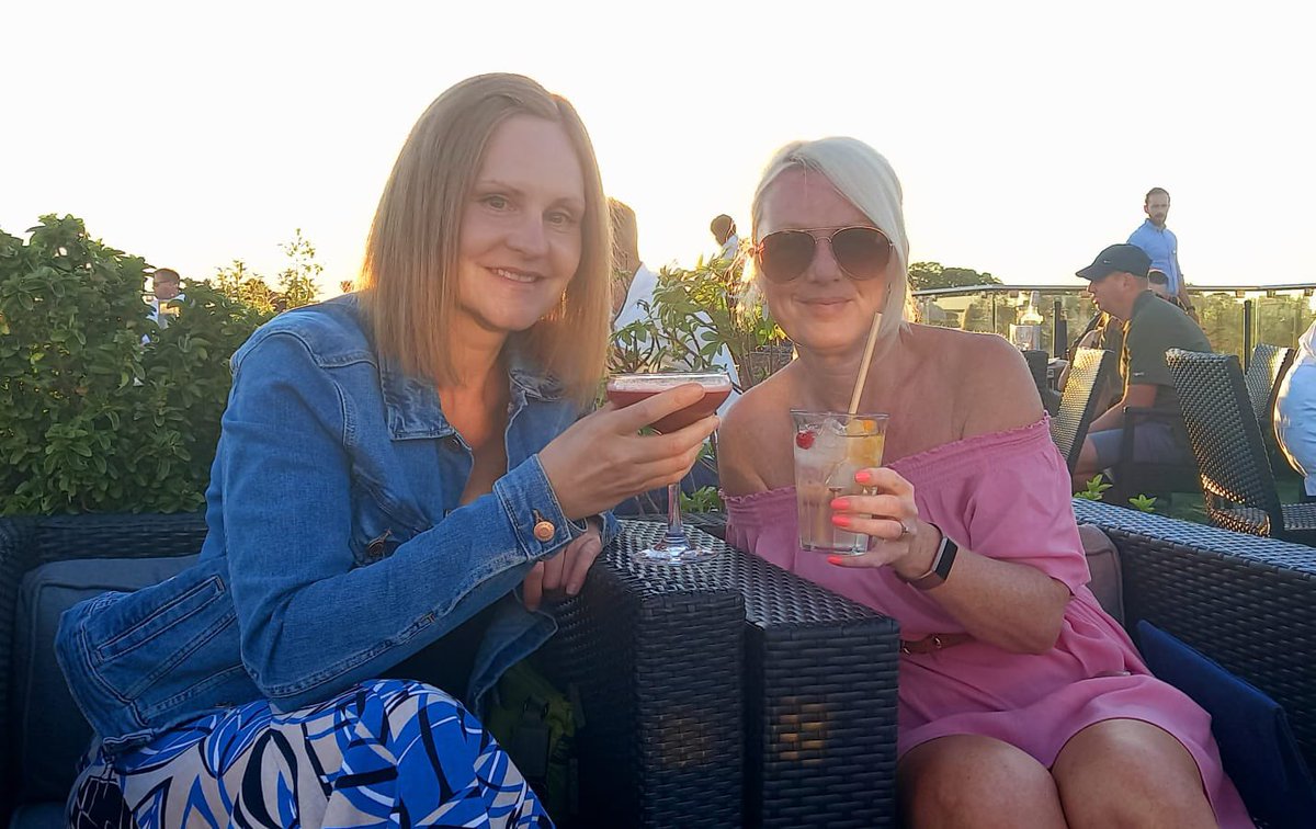 Cocktails and a beautiful sunset on the rooftop bar at @Varsity_Hotel 🌅🍹🍸#cocktails #sunset #cambridge