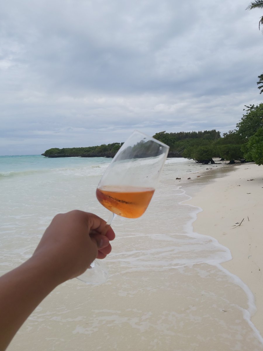 KeithADavids's tweet photo. Nothing feels as good as sipping wine on a island https://t.co/atLJhSnLWe