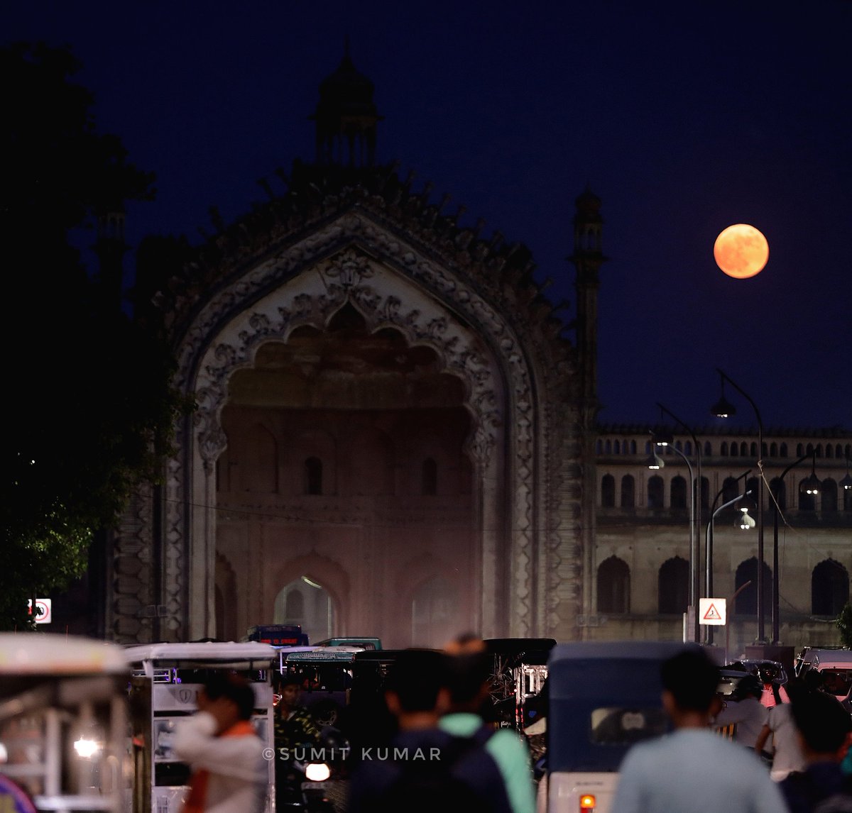 skphotography68's tweet photo. Rumi Darwaza ❤️
#Lucknow #supermoon2022 #photography #photooftheday #supermoon #canon5dmarkiv #canonphotography #canon #canonphoto #canonlover #moonlight #moon #rumigatelucknow #rumidarwaza
#lucknowcity❤️ #lucknowdiaries❤ #lucknowexplorer https://t.co/LMi8KZ1tCR