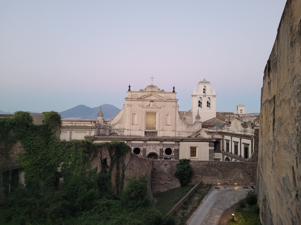 pierlugrasso74's tweet photo. La bellezza infinita che spacca le gambe e spezza il fiato.
#castelsantelmo https://t.co/aXDiBaCdIS