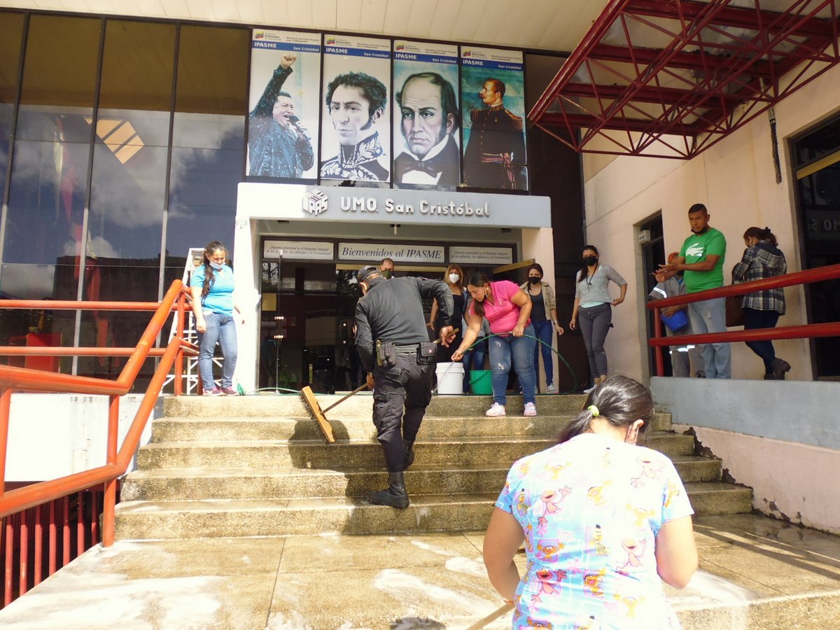 #Táchira ⚒️//Personal de IPASME San Cristóbal, continúa con el operativo de limpieza de la fachada de la Unidad, enmarcado en las #BricomilesSalud en función una mejor atención a los usuari@s
#ProducciónPorLaPatria

@MPPEDUCACION 
<a href="/_LaAvanzadora/">Yelitze Santaella</a> 
<a href="/MinSaludVE/">MPPSalud</a> 
<a href="/IpasmeOficial/">Ipasme Oficial</a>