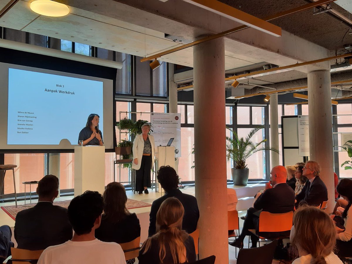 MaaikeVerbree's tweet photo. Vanmiddag mochten Janneke Waelen van LEARN!A en ik pitchen over #werkdruk maatregelen van de @VUamsterdam voor @RHDijkgraaf @MinOCW #socialesteun en belang #OBP voor onderwijs en onderzoek @RecogRewards https://t.co/UgpgTI22j0