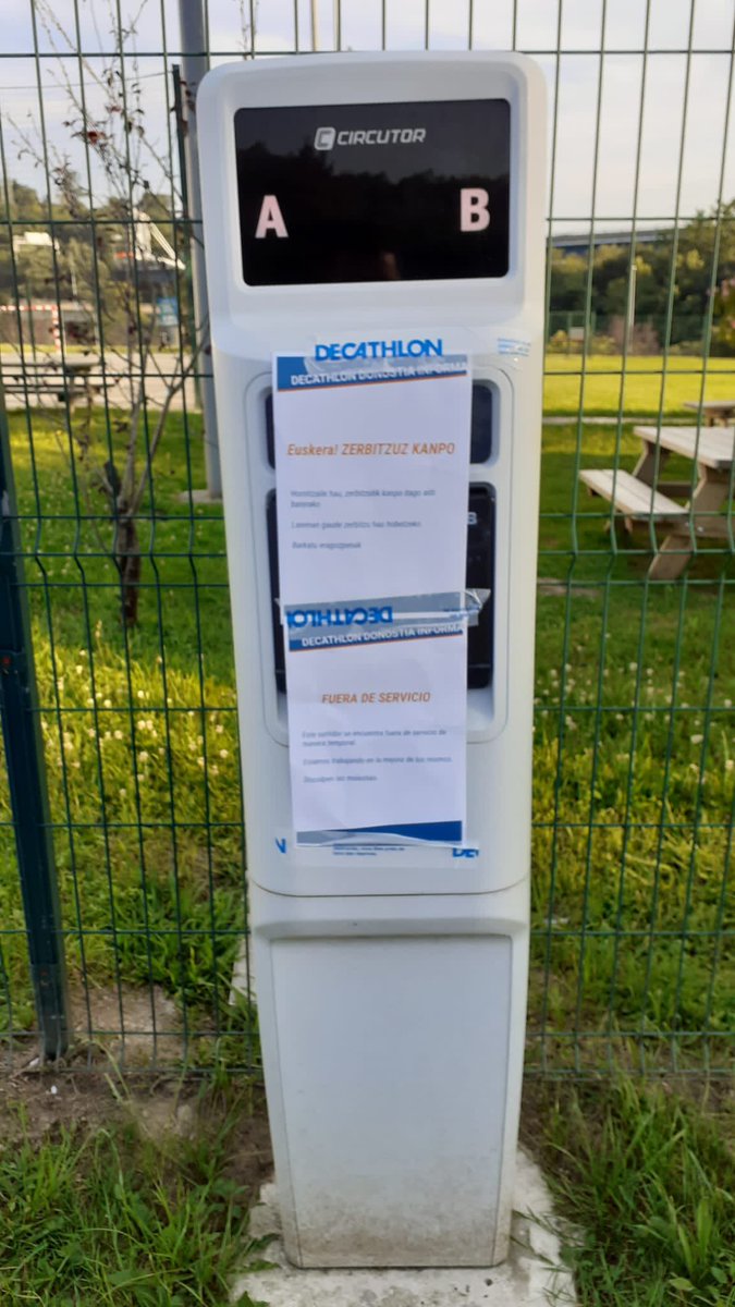 KikeAmonarriz's tweet photo. “Euskera! Zerbitzuz kanpo” 
😱😱😱
Belartzako Decathlonetik lagun batek gaur bertan bidalia.
“Lanenan” jarraitu beharko dute, bai, zerbitzua hobetzeko! 🤦🏻‍♂️ #Zazpikia https://t.co/ywWBoKpCzi