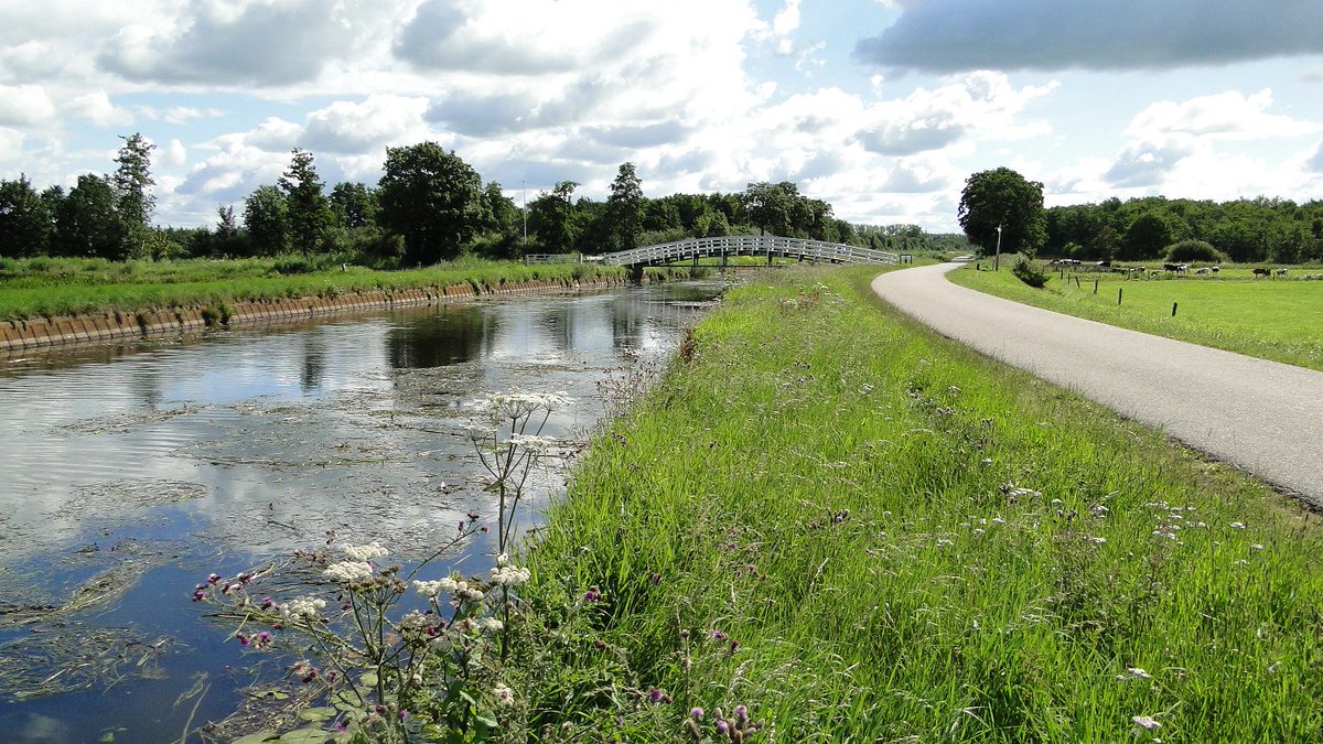 Inloopbijeenkomst kanaal De #Dedemsvaart. 👉 Op 19 juli organiseren wij van 14.00 - 15.30 en van 18.30 - 20.00 een #inloopbijeenkomst. We vertellen u graag meer over de eerste ideeën voor het #toekomstbestendig maken van dit #kanaal. Meer info: bit.ly/3z1XRvq