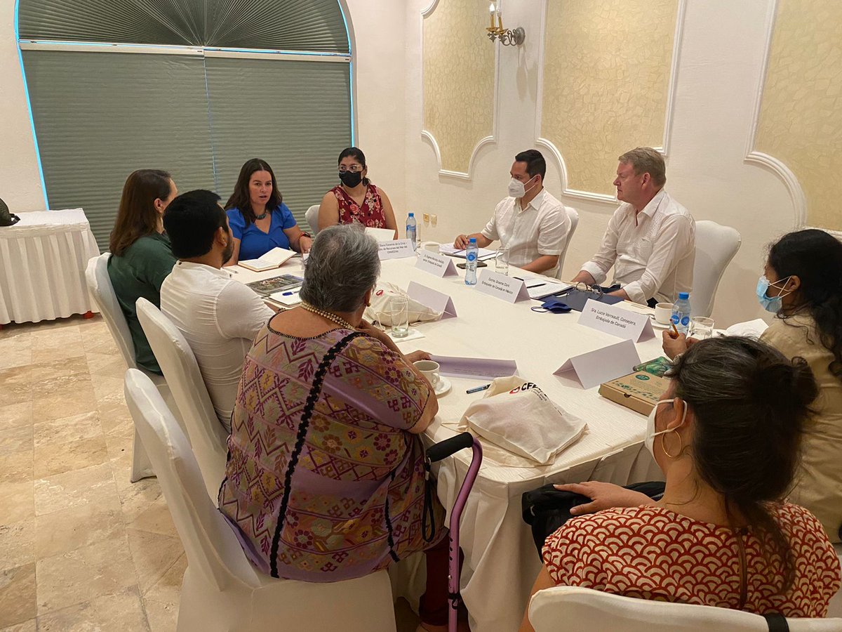 Esta mañana en #Mérida tuve el gusto de reunirme con jóvenes investigadores y OSCs. Gracias por su labor y esfuerzos por un mundo mejor y más justo.