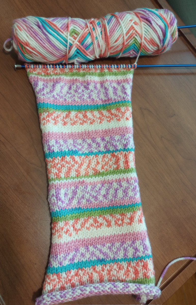 allisonisprego's tweet photo. Since knitting is trending, what are you working on right now? I'm making a scarf for my 3 yr old daughter 😊❤️🧶🧣 #knitting #knittingtwitter #inpatient #daughter #twinpregnancy #momotwims #crafts #hobbies #scarves https://t.co/nEc9mAt2SV