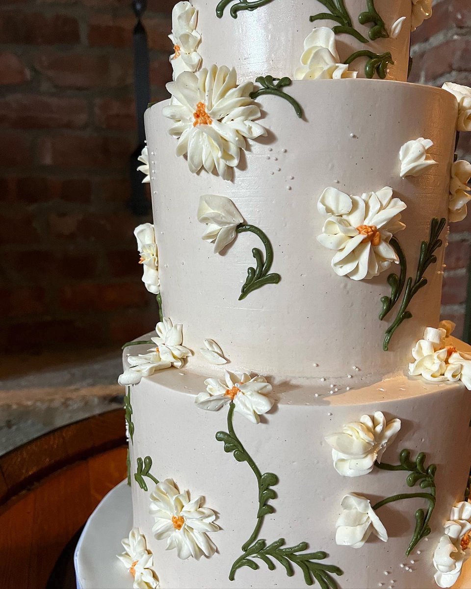How sweet are these buttercream daisies?! The bride picked the designed as a nod to the groom’s band, Ain’t No Daisy, which makes it even sweeter! #wedding #weddingdecor #weddingplanning #weddingdetails