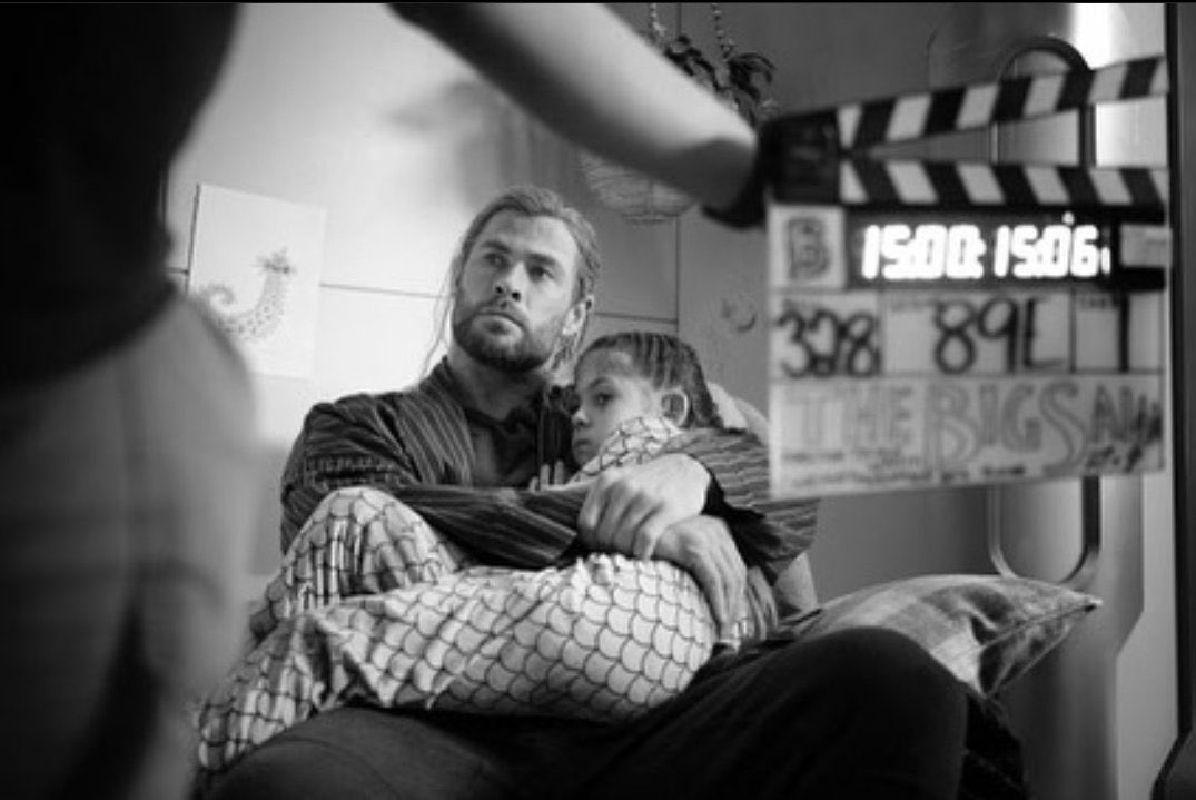 Chris Hemsworth, Thor filmlerinin setlerinde kızıyla birlikte olduğu iki fotoğraf paylaştı.