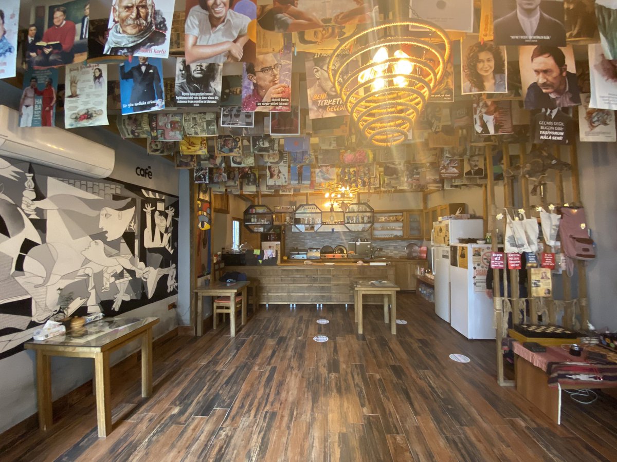 Hopa’ya yolunuz düşerse Hopa Kadın Girişimi Üretim ve İşletme Kooperatifi’ne uğramanızı öneririm. 13 kadın girişimcinin kurduğu bu kooperatifte leziz Laz börekleri ve hamsili ekmek üretiliyor. 
Hemen bitişikte ise Art Kafe’de demli çayınızı için.