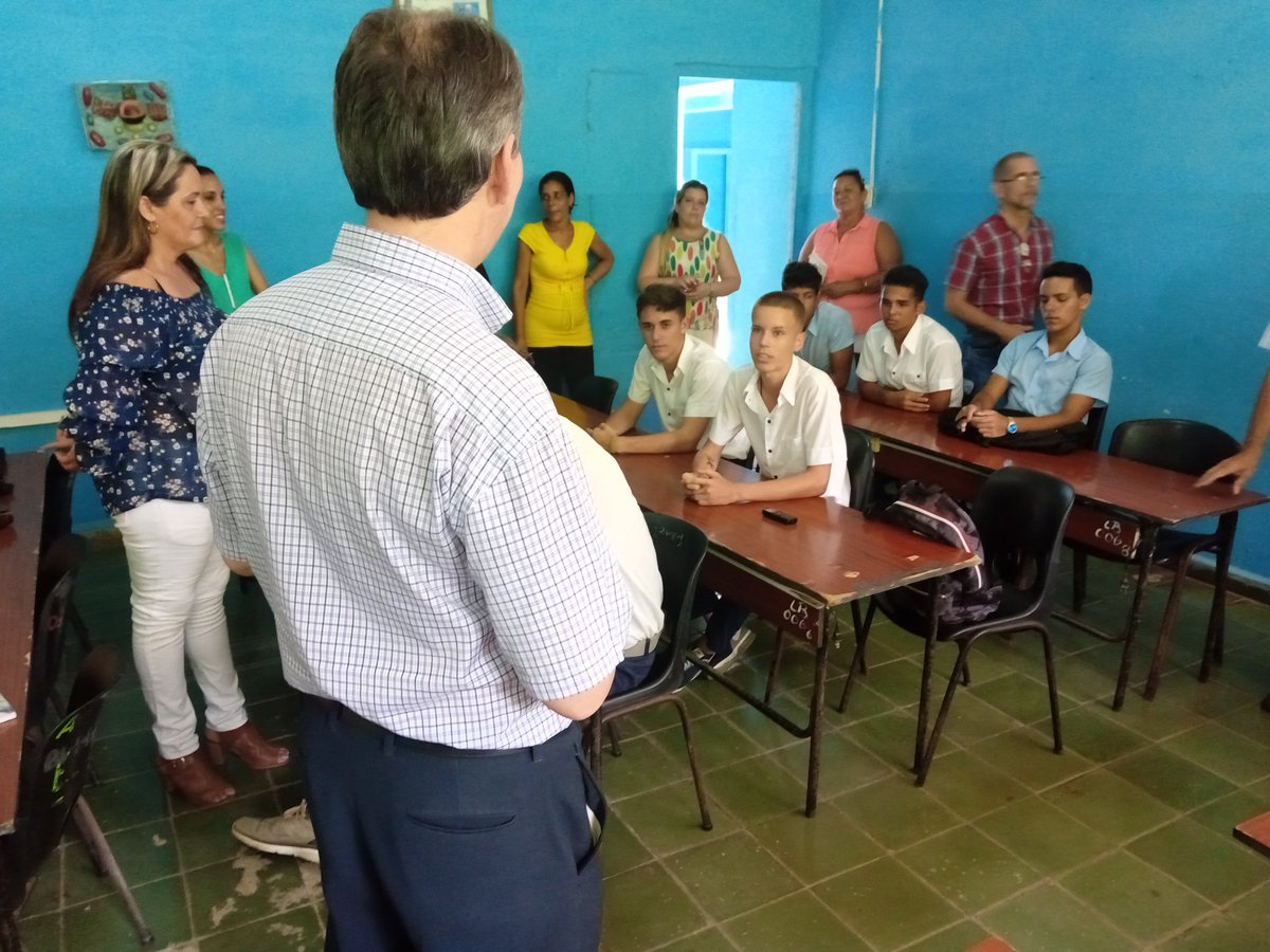 IvanPerez2021's tweet photo. En un excelente dialogo con estudiantes del IPU Raquel Pérez el miembro del Secretariado, Rogelio Polanco intercambi�� sobre temas de interés para los jóvenes de la FEEM.
#Cuba
#CubaViveEnSuHistoria 
#CubaPorLaPaz 
#CCPCCMayabeque https://t.co/uRkX4vpLEu