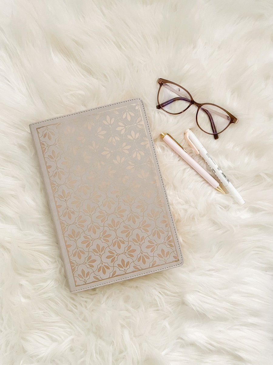 w2wministries's tweet image. Today @JeniferMetzger is sharing the new Abide Bible by @NelsonBibles . See her review here bit.ly/3ANH5l5. 
.
#abidebible #abideinchrist #abide #bible #studybible